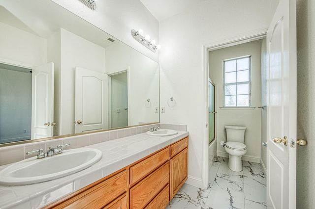 2707 E Omaha Avenue, Fresno, CA 93720