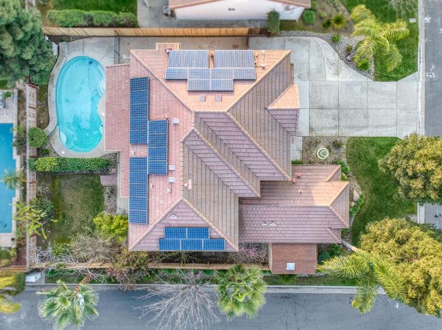 2707 E Omaha Avenue, Fresno, CA 93720