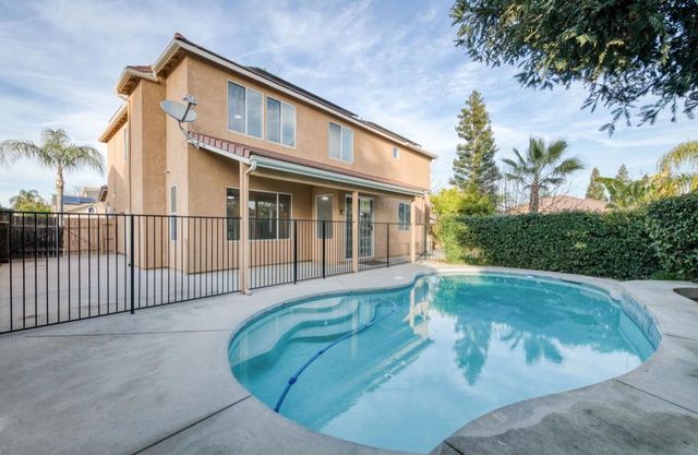 2707 E Omaha Avenue, Fresno, CA 93720