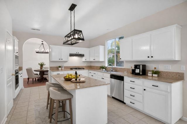 2707 E Omaha Avenue, Fresno, CA 93720