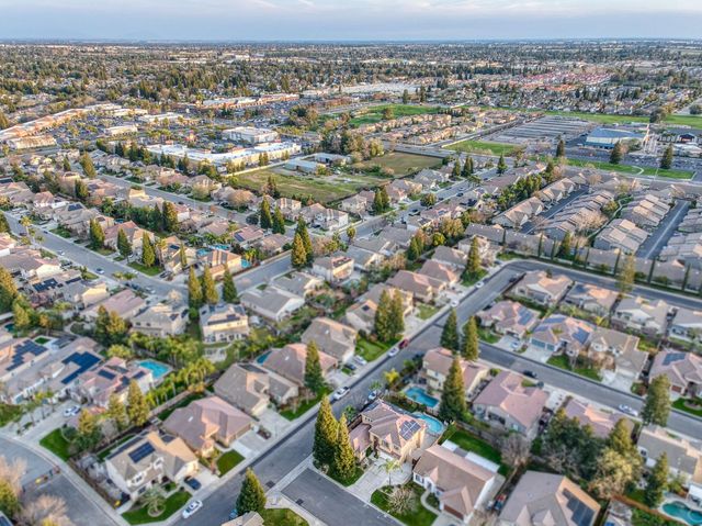 2707 E Omaha Avenue, Fresno, CA 93720