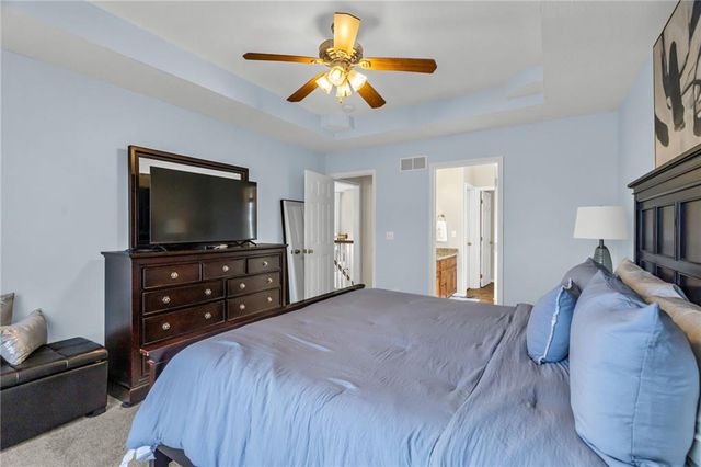 10916 N OXFORD Avenue, Kansas City, MO 64157