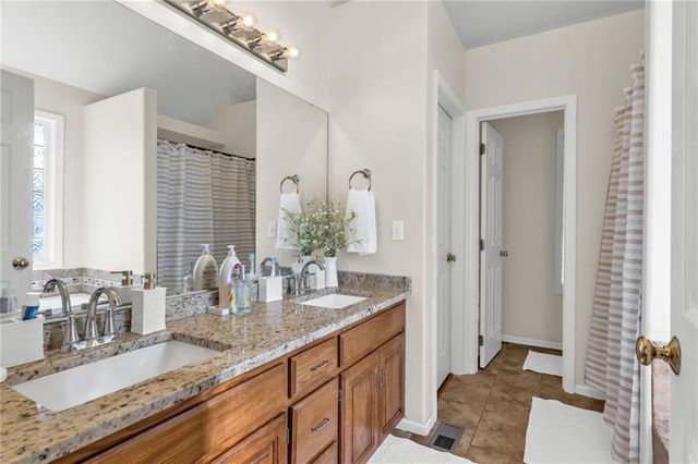 10916 N OXFORD Avenue, Kansas City, MO 64157