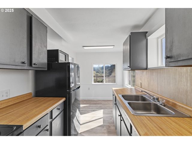 62780 FLAGSTAFF Rd, Coos Bay, OR 97420