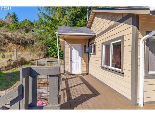 62780 FLAGSTAFF Rd, Coos Bay, OR 97420