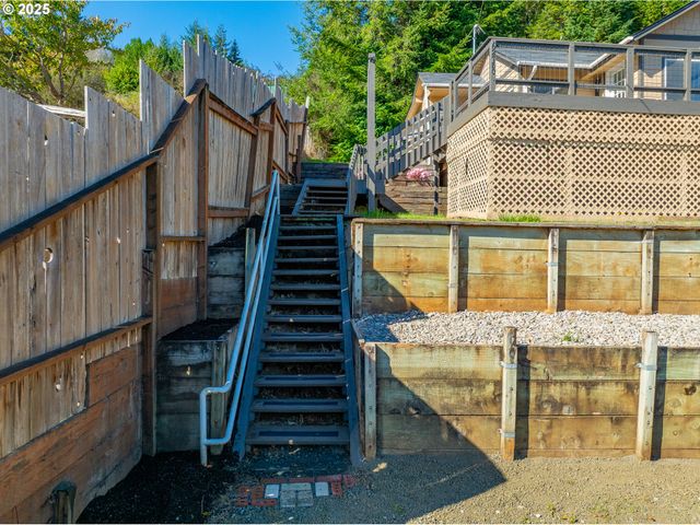 62780 FLAGSTAFF Rd, Coos Bay, OR 97420