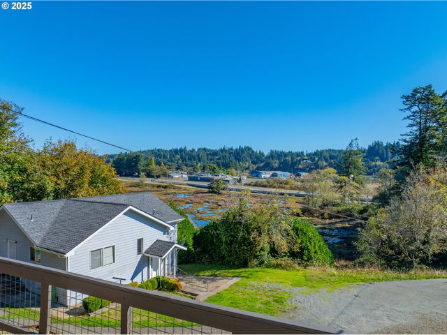62780 FLAGSTAFF Rd, Coos Bay, OR 97420