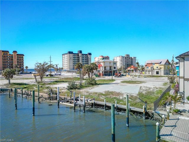 581 Carlos CIR, Fort Myers Beach, FL 33931