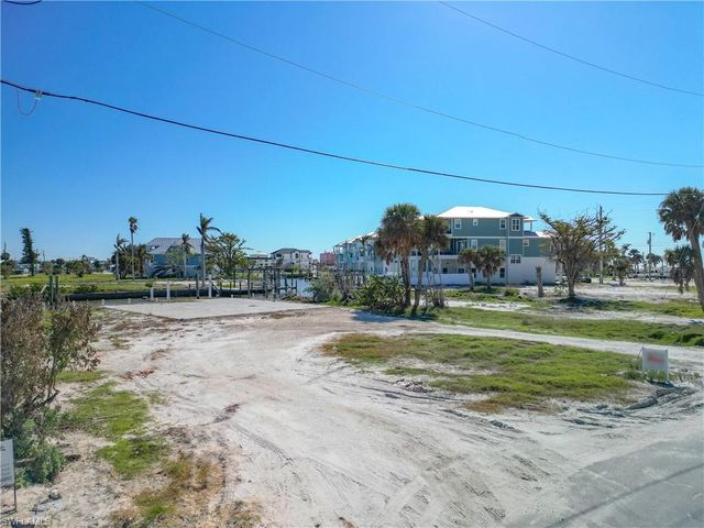 581 Carlos CIR, Fort Myers Beach, FL 33931