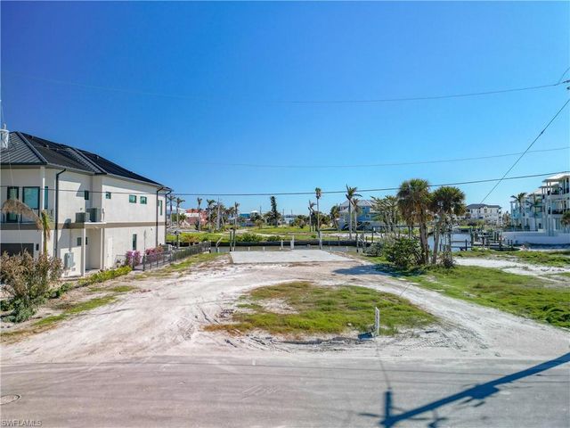 581 Carlos CIR, Fort Myers Beach, FL 33931
