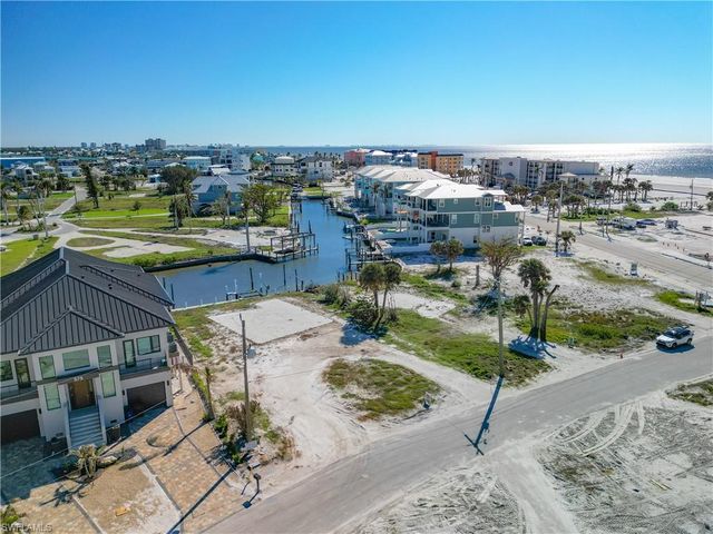 581 Carlos CIR, Fort Myers Beach, FL 33931