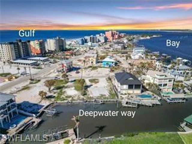 581 Carlos CIR, Fort Myers Beach, FL 33931