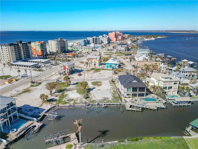 581 Carlos CIR, Fort Myers Beach, FL 33931