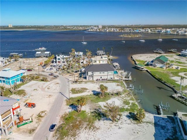 581 Carlos CIR, Fort Myers Beach, FL 33931