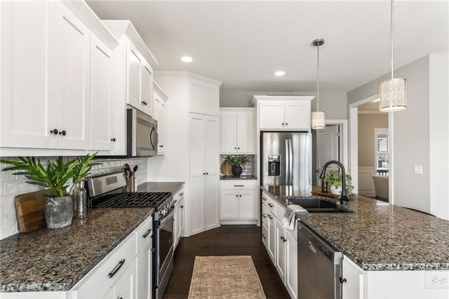 8200 N Sycamore Avenue, Kansas City, MO 64158