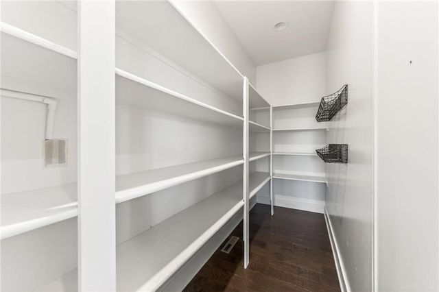 8200 N Sycamore Avenue, Kansas City, MO 64158