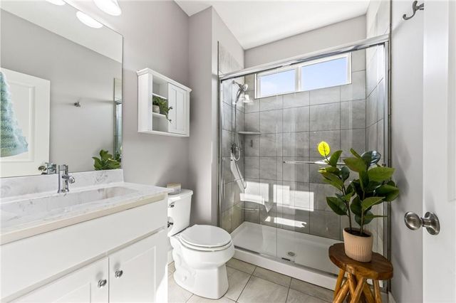 8200 N Sycamore Avenue, Kansas City, MO 64158