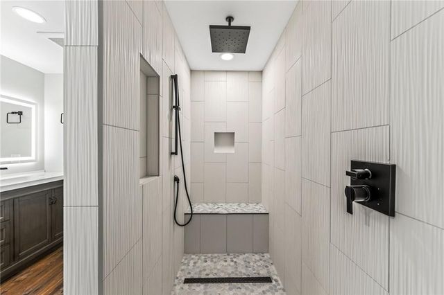 8200 N Sycamore Avenue, Kansas City, MO 64158