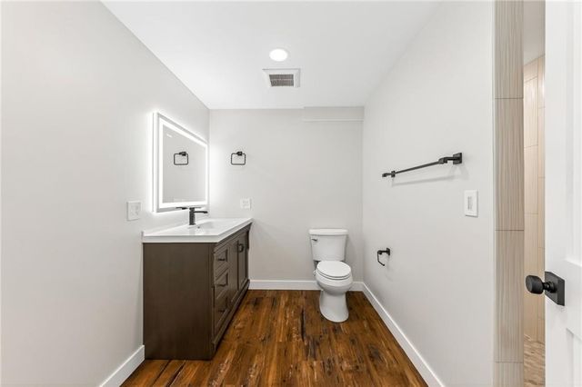 8200 N Sycamore Avenue, Kansas City, MO 64158