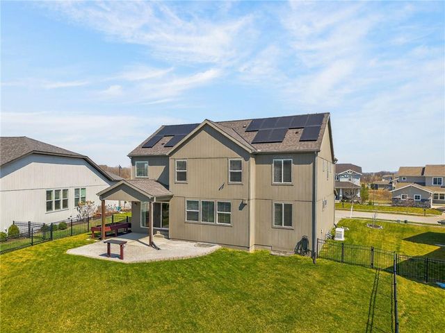 8200 N Sycamore Avenue, Kansas City, MO 64158