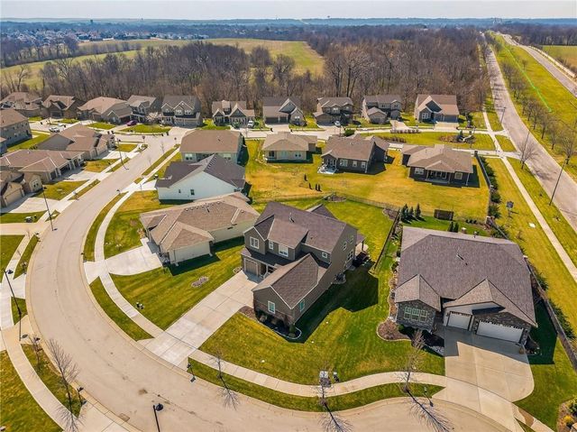 8200 N Sycamore Avenue, Kansas City, MO 64158