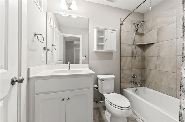 8200 N Sycamore Avenue, Kansas City, MO 64158