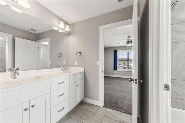 8200 N Sycamore Avenue, Kansas City, MO 64158