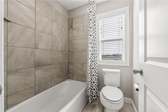 8200 N Sycamore Avenue, Kansas City, MO 64158