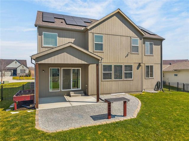 8200 N Sycamore Avenue, Kansas City, MO 64158