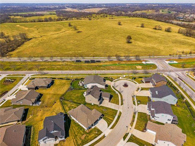 8200 N Sycamore Avenue, Kansas City, MO 64158