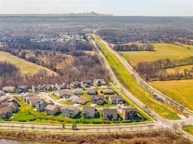 8200 N Sycamore Avenue, Kansas City, MO 64158