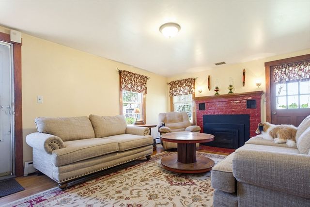 136 Chapel St, Gardner, MA 01440
