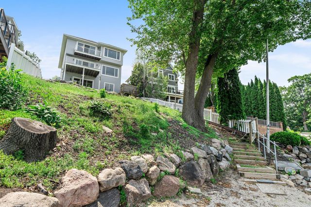 3868 Green Heights Trail SW, Prior Lake, MN 55372