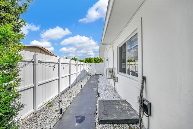 10202 SW 33rd St, Miami, FL 33165