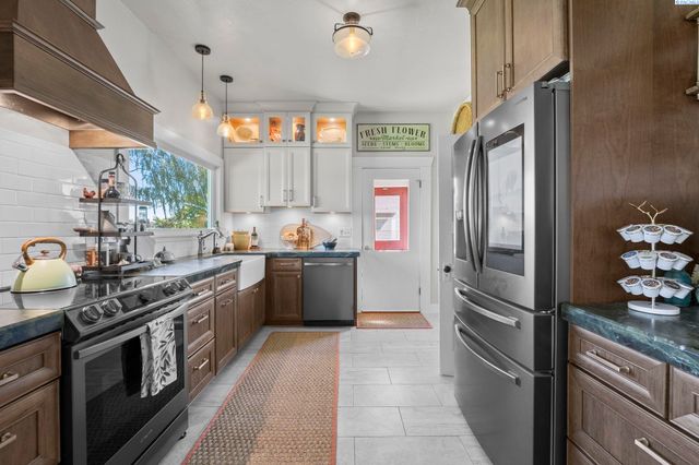 106 7th St, Prosser, WA 99350