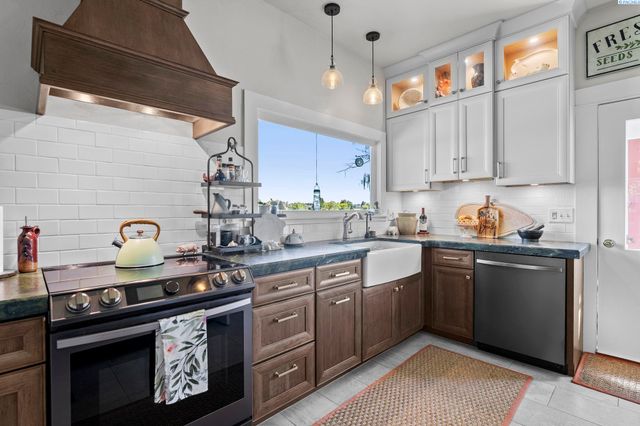 106 7th St, Prosser, WA 99350