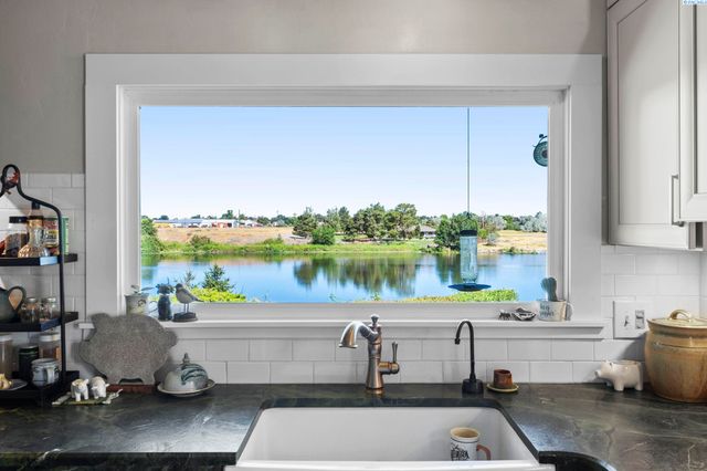 106 7th St, Prosser, WA 99350