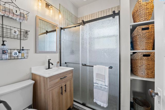 106 7th St, Prosser, WA 99350