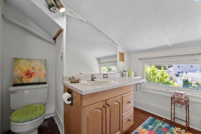 106 7th St, Prosser, WA 99350