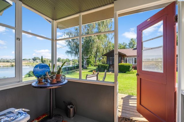 106 7th St, Prosser, WA 99350