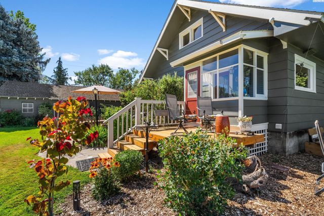 106 7th St, Prosser, WA 99350