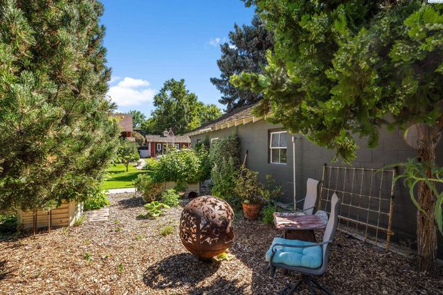 106 7th St, Prosser, WA 99350