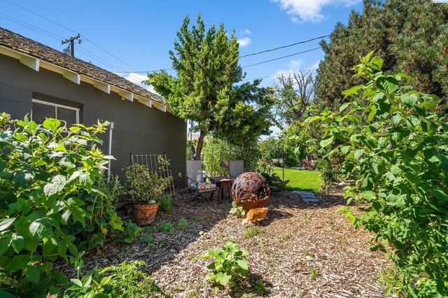 106 7th St, Prosser, WA 99350