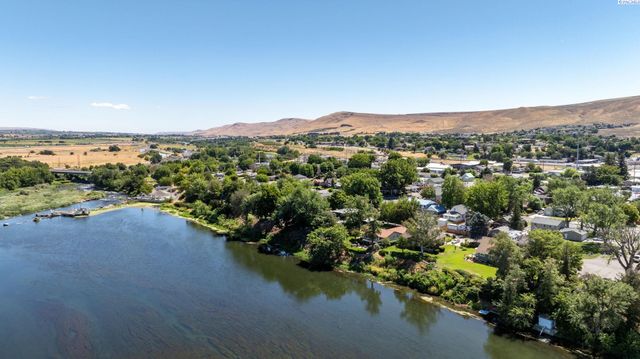 106 7th St, Prosser, WA 99350