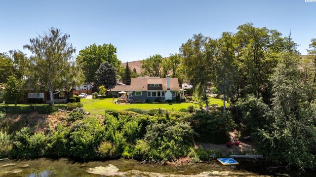 106 7th St, Prosser, WA 99350