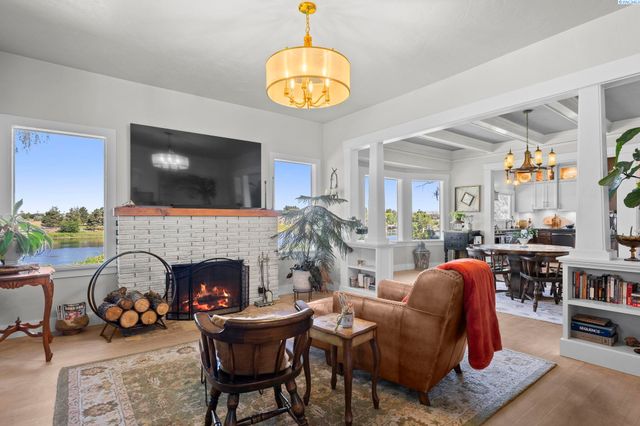 106 7th St, Prosser, WA 99350