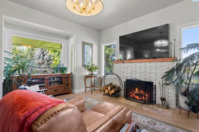 106 7th St, Prosser, WA 99350