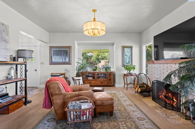 106 7th St, Prosser, WA 99350