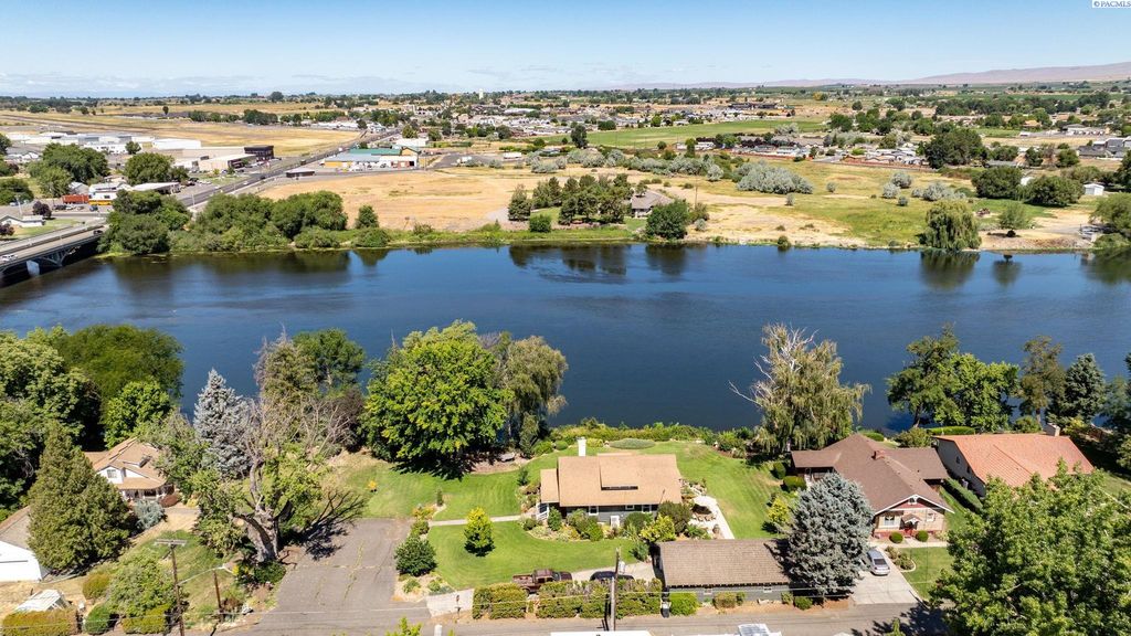 106 7th St, Prosser, WA 99350