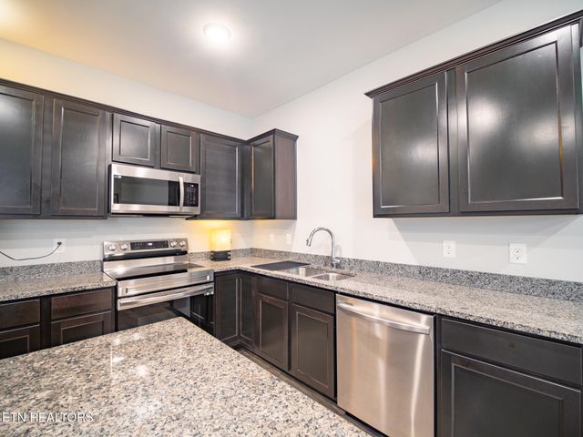 495 Harper Village Way, Lenoir City, TN 37771